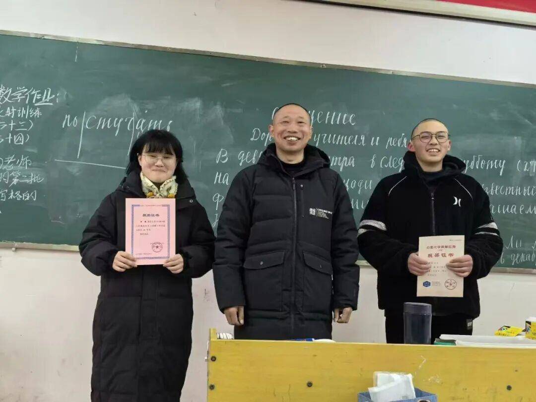 云南昭通女孩集市卖菌子时 收到北大录取通知书!