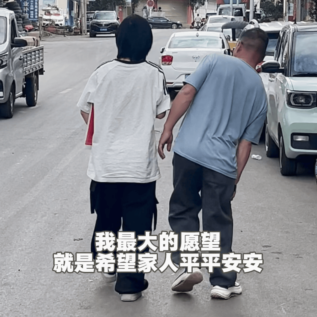 云南昭通女孩集市卖菌子时 收到北大录取通知书!
