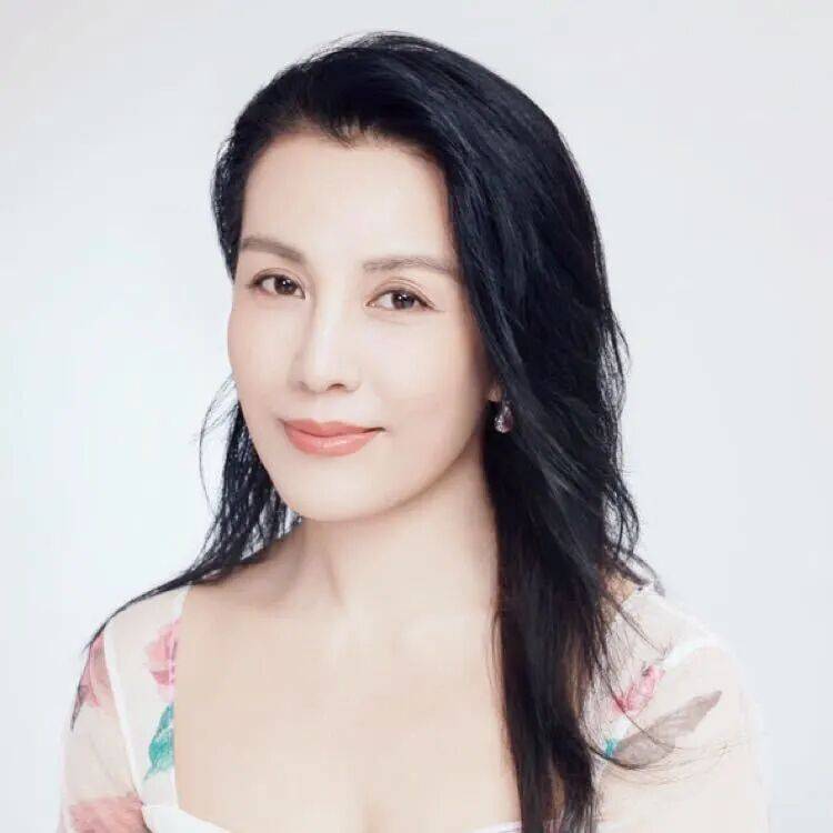 52岁知名女演员称遭人生重创:为前夫负债600万,靠拍短剧还债,“最坏打算是摆地摊卖韭菜盒子”;曾被称“绿叶美女”
