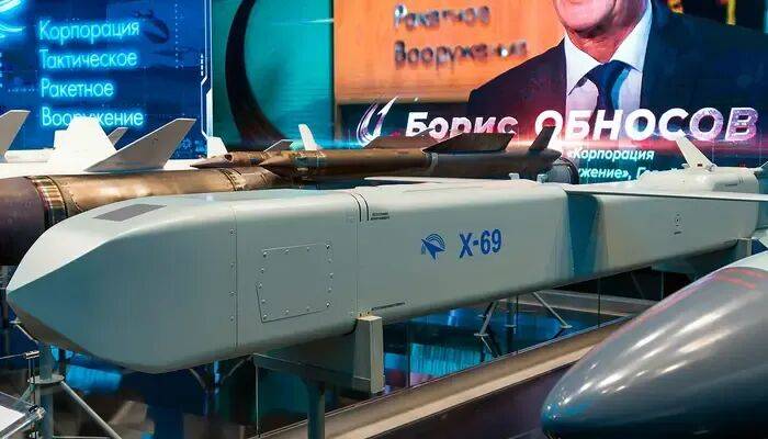 歼-20、F-22“黯然失色”?苏-57S打开弹舱惊现4枚X-69M,歼-20为何带不了空面导弹?