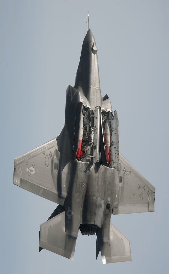 歼-20、F-22“黯然失色”?苏-57S打开弹舱惊现4枚X-69M,歼-20为何带不了空面导弹?