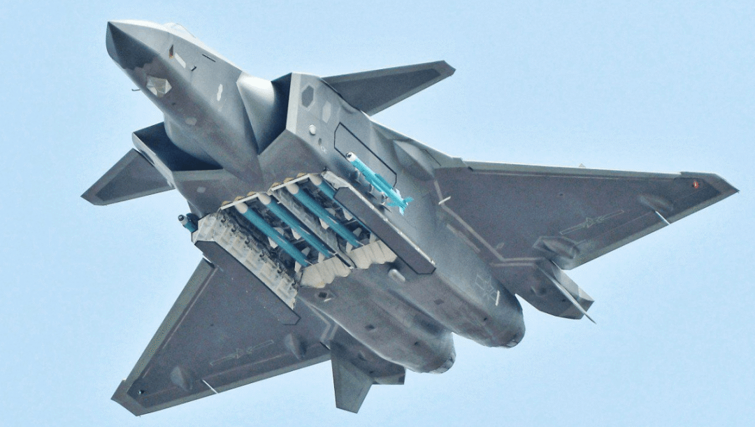 歼-20、F-22“黯然失色”?苏-57S打开弹舱惊现4枚X-69M,歼-20为何带不了空面导弹?