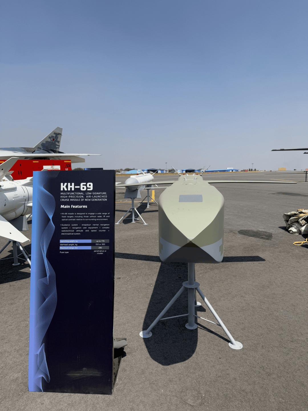 歼-20、F-22“黯然失色”?苏-57S打开弹舱惊现4枚X-69M,歼-20为何带不了空面导弹?