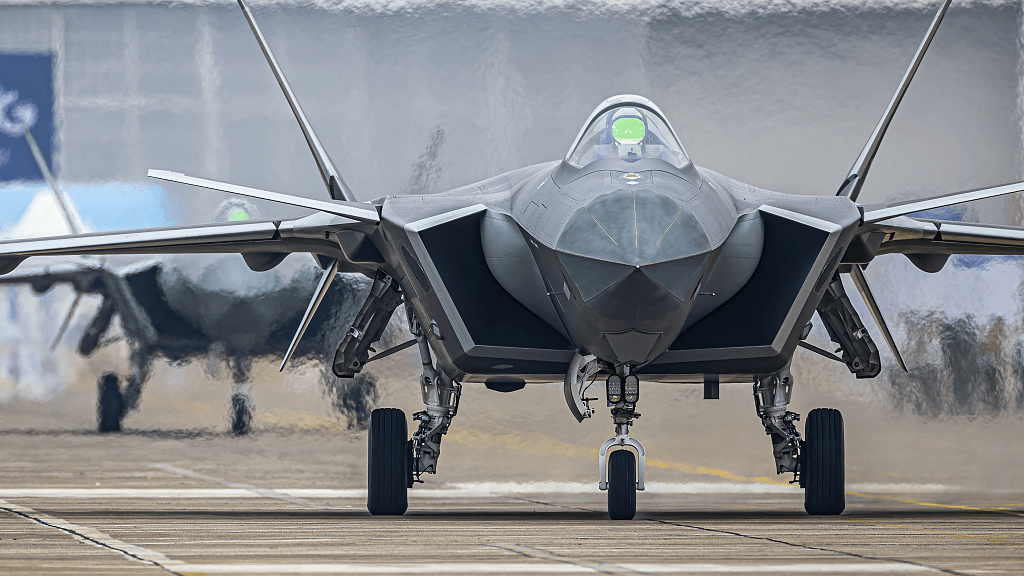 歼-20、F-22“黯然失色”?苏-57S打开弹舱惊现4枚X-69M,歼-20为何带不了空面导弹?