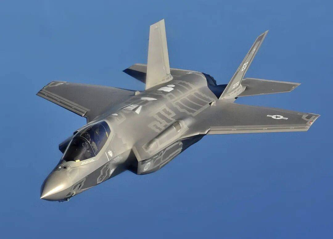 歼-20、F-22“黯然失色”?苏-57S打开弹舱惊现4枚X-69M,歼-20为何带不了空面导弹?