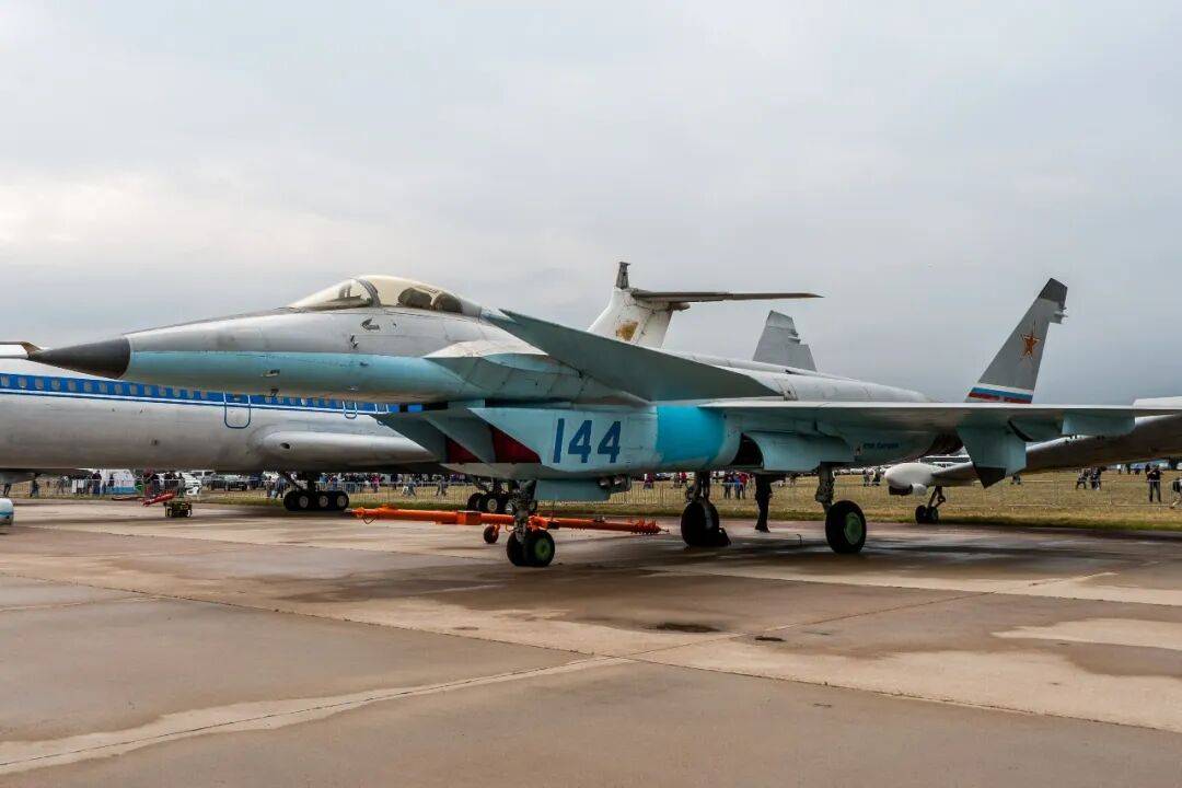 歼-20、F-22“黯然失色”?苏-57S打开弹舱惊现4枚X-69M,歼-20为何带不了空面导弹?