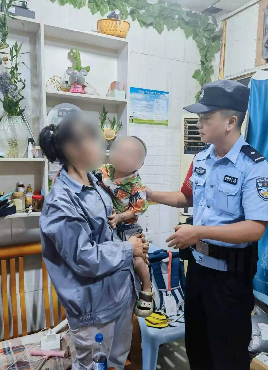 重庆一妈妈外出购物,把2岁弟弟托付给5岁哥哥照看,哥哥贪玩独自跑回家,弟弟被遗忘在路边,民警走访摸排找到其家长