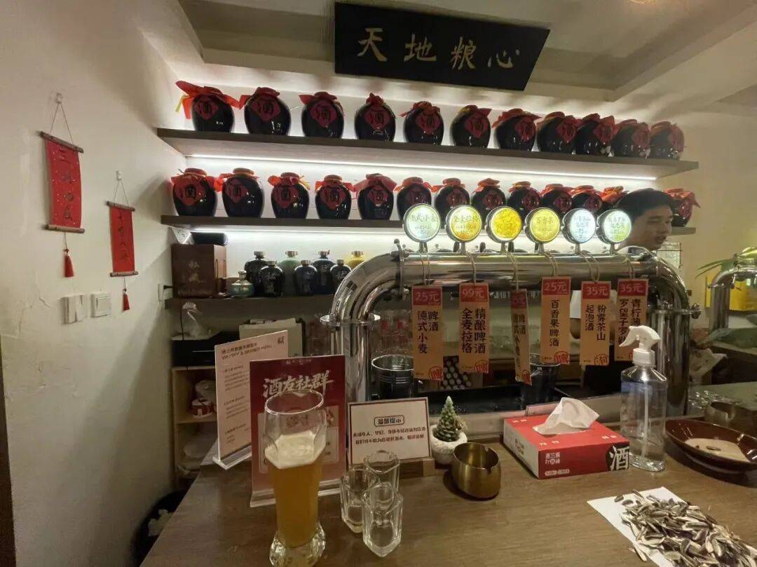 美团、蜜雪等巨头杀入!记者实探打酒铺:月入4万元才能活下去,千亿散酒江湖“大逃杀”开启?