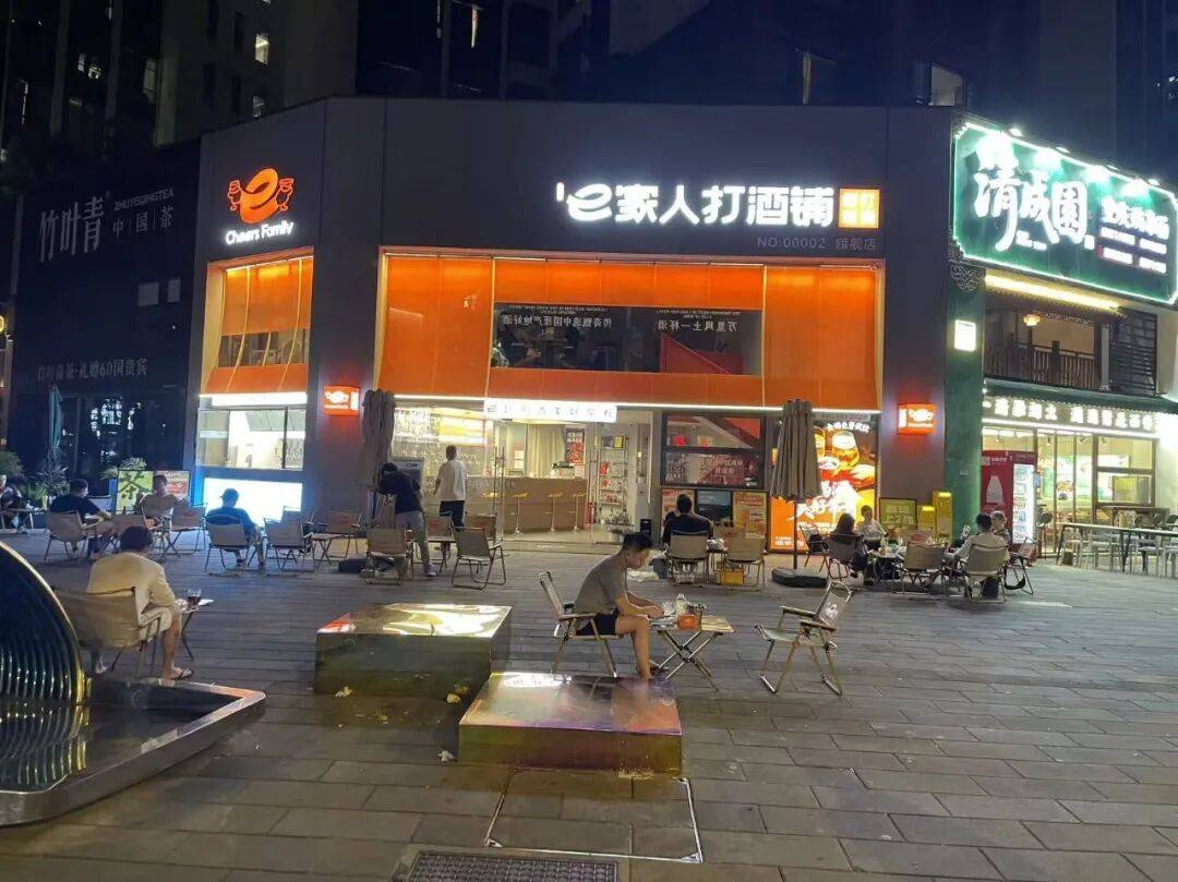 美团、蜜雪等巨头杀入!记者实探打酒铺:月入4万元才能活下去,千亿散酒江湖“大逃杀”开启?