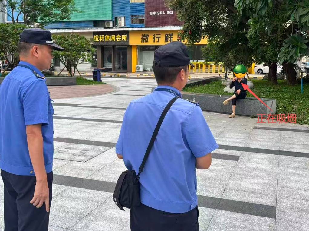 广东东莞一男子吸烟后随手扔烟头,被罚100元