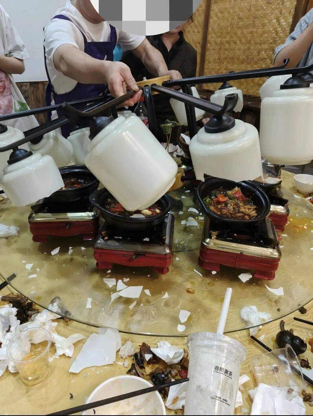 安徽一饭店客人就餐时吊灯砸落,结账时优惠了130元,老板:没有伤到人,客人将此事发到社交平台,饭店名誉受损,打算报警