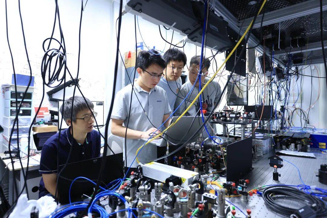 清华大学重磅成果！物理系副教授丁世谦带领团队在国际上率先研制出核光钟，精度超越“数千亿年不差一秒”